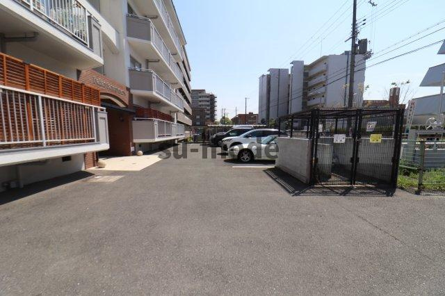 リリアン千里南の駐車場