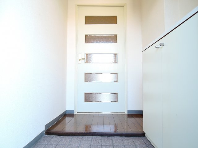 高槻市城南町４丁目の賃貸マンションのエントランス