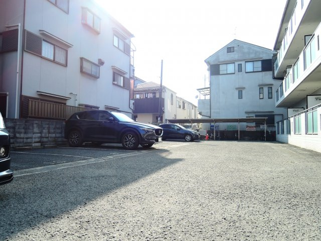 高槻市城南町４丁目の賃貸マンションの駐車場