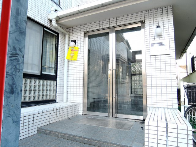 高槻市城南町４丁目の賃貸マンションのエントランス
