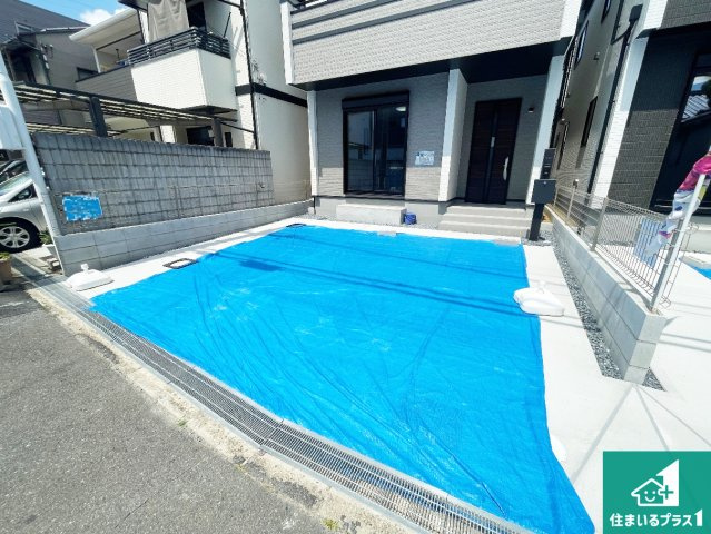 東大阪市西上小阪　新築一戸建ての駐車場|並列２台駐車可能！ゆとりの駐車スペースで車庫入れもスムーズ！