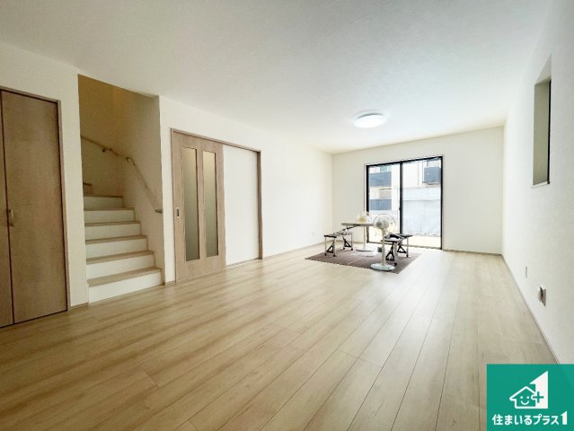 東大阪市西上小阪　新築一戸建ての居間・リビング|シンプルなリビングは、観葉植物等のインテリアを楽しめますね！パパ好みにも、ママ好みにも家具次第で雰囲気を変えることができます！