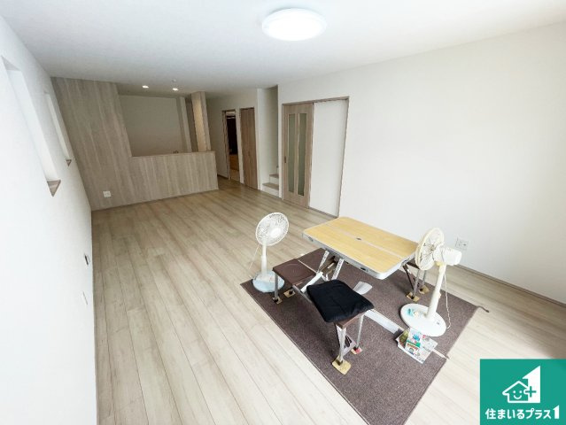 東大阪市西上小阪　新築一戸建ての居間・リビング|シンプルなリビングは、観葉植物等のインテリアを楽しめますね！パパ好みにも、ママ好みにも家具次第で雰囲気を変えることができます！