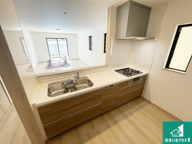 東大阪市西上小阪　新築一戸建てのキッチン|リビングと統一感があり、使い勝手のいいキッチン。広々としているので、二人並んで作業が出来ちゃいます。お子様と一緒に色々なお料理に挑戦できるスペースがあります。