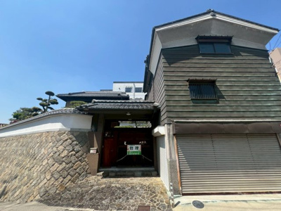 【外観】 | 禁野本町2丁目（古民家住宅蔵部分） | 蔵部分と、正面入り口の外観