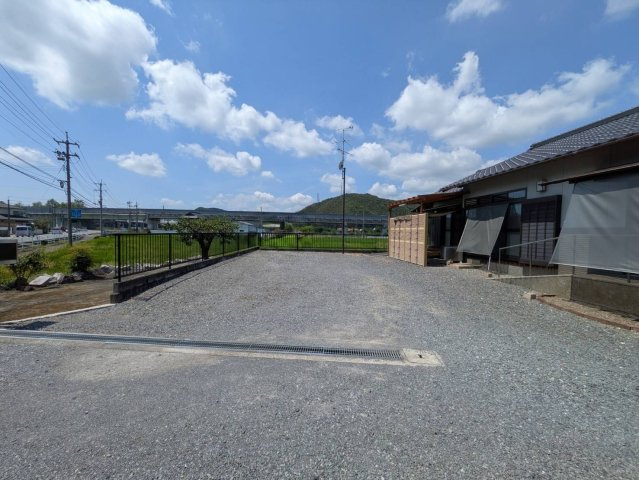 岡山市東区竹原 中古住宅の駐車場|◆敷地面積140坪強！駐車台数は3台以上可能です！