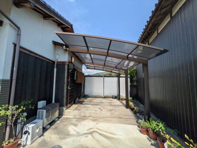岡山市東区竹原 中古住宅の駐車場|◆建物の東側にはカーポートもございます。