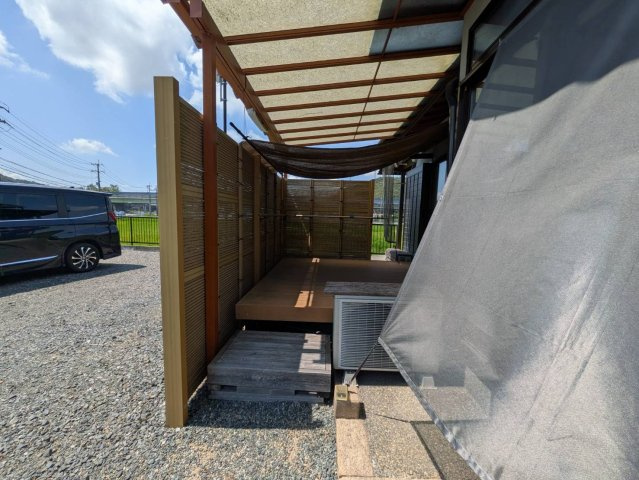岡山市東区竹原 中古住宅の設備|◆洗濯物を干すスペースやお子様の遊び場としても大活躍の屋根付きウッドデッキです。