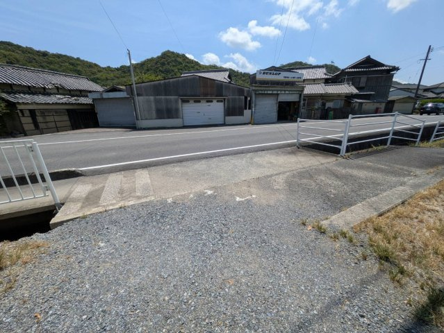 岡山市東区竹原 中古住宅の前面道路含む現地写真|◆南東側前面道路の幅員は6.45ｍです。