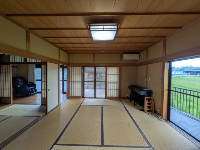 岡山市東区竹原 中古住宅の和室|◆和室10.0畳です。襖を開けるとより広い和室へと変わります。