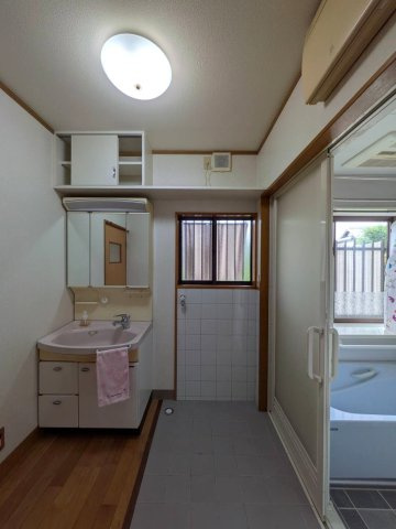 岡山市東区竹原 中古住宅の脱衣所|◆十分な広さのある洗面室で身支度を整えることができます。