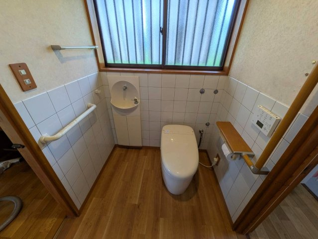 岡山市東区竹原 中古住宅のトイレ|◆手洗い器付き！スマートなタンクレストイレです。