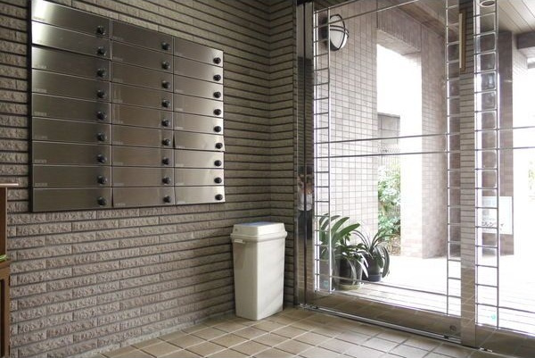 YOSHIX代官町のエントランス