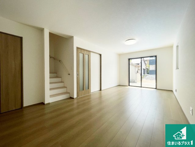 東大阪市西上小阪　新築一戸建ての居間・リビング|シンプルなリビングは、観葉植物等のインテリアを楽しめますね！パパ好みにも、ママ好みにも家具次第で雰囲気を変えることができます！