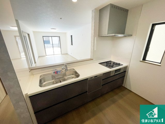 東大阪市西上小阪　新築一戸建てのキッチン|リビングと統一感があり、使い勝手のいいキッチン。広々としているので、二人並んで作業が出来ちゃいます。お子様と一緒に色々なお料理に挑戦できるスペースがあります。