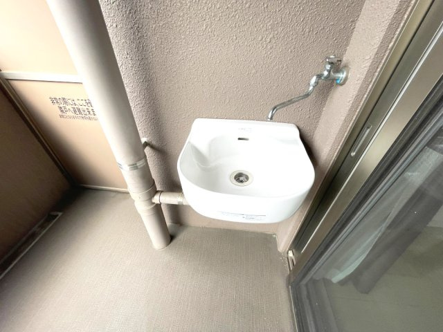 アルファステイツ岡山厚生町の設備|バルコニーにはスロップシンクが付いており便利です。