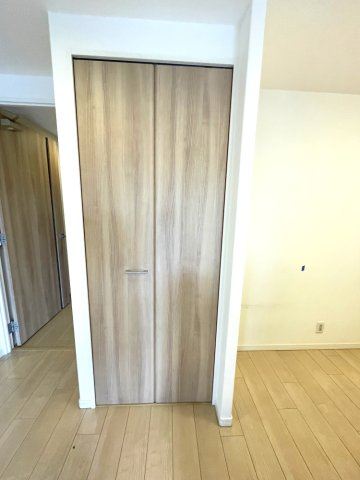 アルファステイツ岡山厚生町の収納|キッチン横には収納スペースがあります。
