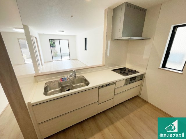 東大阪市西上小阪　新築一戸建てのキッチン|リビングと統一感があり、使い勝手のいいキッチン。広々としているので、二人並んで作業が出来ちゃいます。お子様と一緒に色々なお料理に挑戦できるスペースがあります。