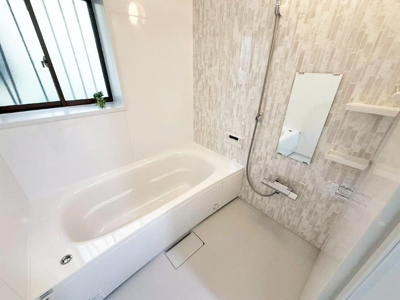 【浴室】 | 尼崎市上之島町１丁目　中古戸建 | 光が差し込む明るいバスルーム。換気ができ、カビ対策にもなりますね