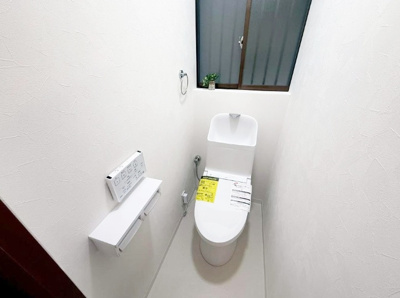【トイレ】 | 尼崎市上之島町１丁目　中古戸建 | トイレには快適な温水洗浄便座付き