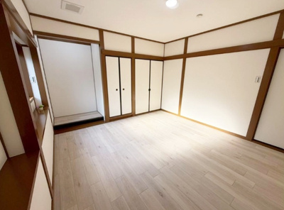 【洋室】 | 尼崎市上之島町１丁目　中古戸建 | ８帖の和室は洋室にリフォーム済