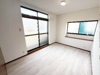 【洋室】 | 尼崎市上之島町１丁目　中古戸建 | 南向きバルコニー付きの６帖の洋室