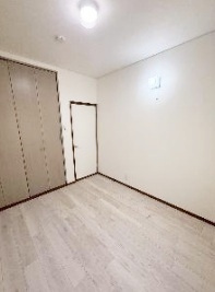 【洋室】 | 尼崎市上之島町１丁目　中古戸建 | 4.5帖の洋室は収納付き