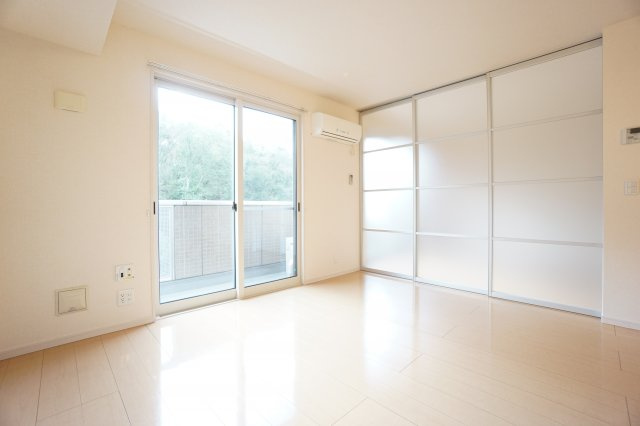 【居間・リビング】 | スプリングフォレストＢ | ※同物件、同タイプ、間取り反転のお部屋です