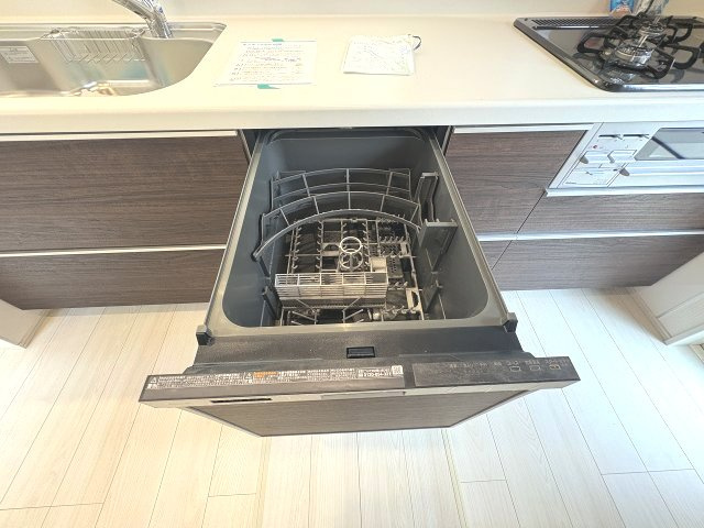 【キッチン】 | 福岡市南区鶴田4丁目第1　1号棟（全1棟）【仲介手数料無料・0円】 | 施工例。施工例は完成時と異なる場合があります。