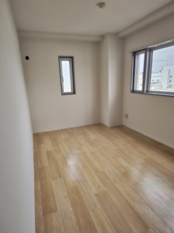 ヒルズシティ寝屋川の洋室|明るい洋室です