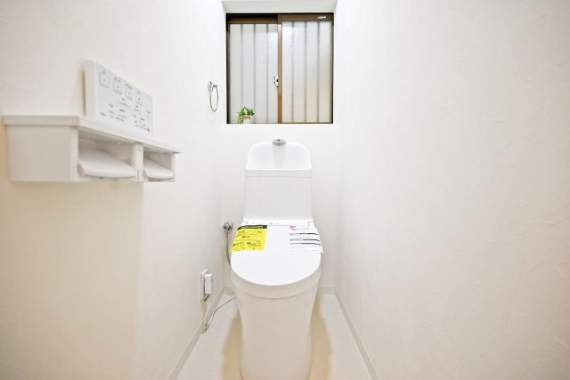 尼崎市上ノ島町1丁目中古戸建│3SLDK+駐車1台可のトイレ|リフォーム済みのトイレは清潔感があり、設備も新しく整えられているため、気持ちよく新生活をスタートできる空間です。