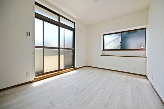 尼崎市上ノ島町1丁目中古戸建│3SLDK+駐車1台可の洋室|-洋室約6.0帖-
バルコニーに面した明るく開放感のある洋室。大きな窓から自然光が差し込み、風通しも良好。毎日の暮らしを心地よく過ごせる快適な空間です。
