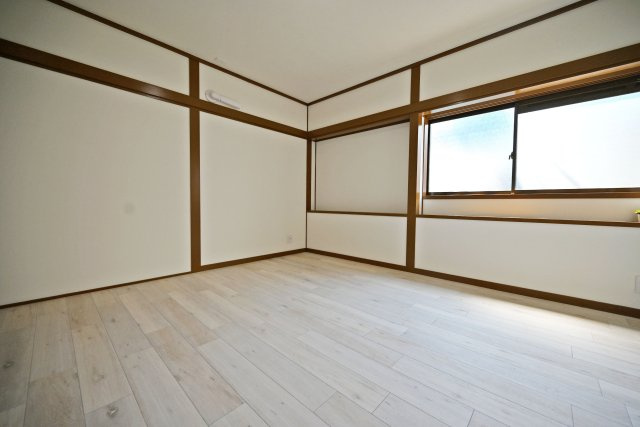尼崎市上ノ島町1丁目中古戸建│3SLDK+駐車1台可の寝室|-洋室約8.0帖-
8帖のゆとりある洋室は、主寝室にぴったりの落ち着いた空間。ベッドや家具を配置してもゆとりがあり、快適なプライベートタイムを過ごせます。