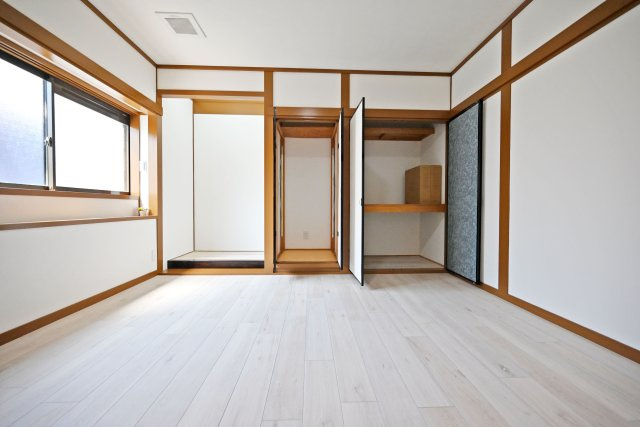 尼崎市上ノ島町1丁目中古戸建│3SLDK+駐車1台可の収納|-洋室約8.0帖-
収納と床の間を備えています。家具を置いてもゆとりがあり、寝室としてはもちろん、落ち着いたくつろぎの空間としてもおすすめです。