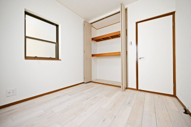 尼崎市上ノ島町1丁目中古戸建│3SLDK+駐車1台可の収納|-洋室約4.5帖-
全居室に収納スペースを備え、住空間をすっきり保ちやすい住まい。各部屋にしっかり収納があるため、衣類や荷物も整理しやすく、快適に暮らせます。