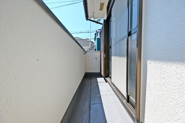 尼崎市上ノ島町1丁目中古戸建│3SLDK+駐車1台可のバルコニー|日当たりの良い南向きバルコニーで、洗濯物もよく乾き、明るく開放的な暮らしが叶います。