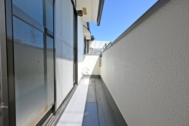 尼崎市上ノ島町1丁目中古戸建│3SLDK+駐車1台可のバルコニー|ゆとりある広さのバルコニーで、洗濯物や布団干しにも十分なスペースがあり、実用性の高い快適な屋外空間です。
