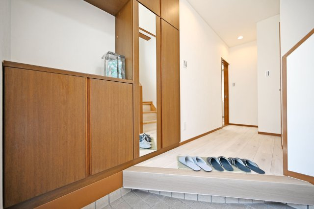 尼崎市上ノ島町1丁目中古戸建│3SLDK+駐車1台可の玄関|訪れる人を気持ちよく迎える空間。ゆとりのある広さで、毎日の出入りもスムーズです。 住まいの第一印象を彩る心地よい空間です。