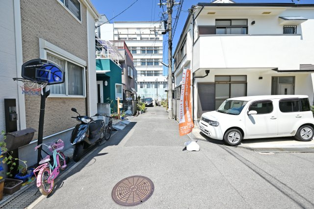 尼崎市上ノ島町1丁目中古戸建│3SLDK+駐車1台可の前面道路含む現地写真|前面道路は西側に約4ｍ幅です。