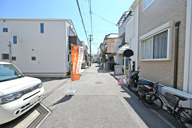尼崎市上ノ島町1丁目中古戸建│3SLDK+駐車1台可の前面道路含む現地写真|前面道路は西側に約4ｍ幅です。