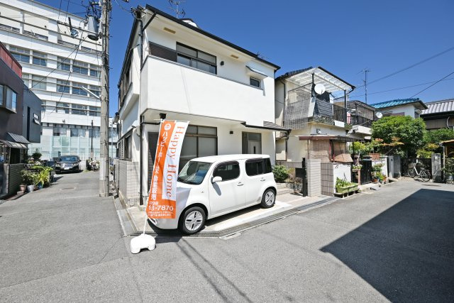 尼崎市上ノ島町1丁目中古戸建│3SLDK+駐車1台可の外観|角地ならではの開放感が魅力の戸建住宅。隣接する建物との距離が確保されやすく、陽当たりや風通しにも恵まれた、心地よい住環境が期待できます。