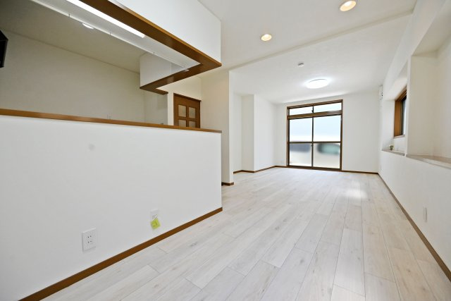 尼崎市上ノ島町1丁目中古戸建│3SLDK+駐車1台可の居間・リビング|約16.5帖の広々としたリビングは、三面採光で明るく開放感たっぷり。自然光がたっぷり差し込み、家族が心地よく過ごせる、居心地の良い空間です。