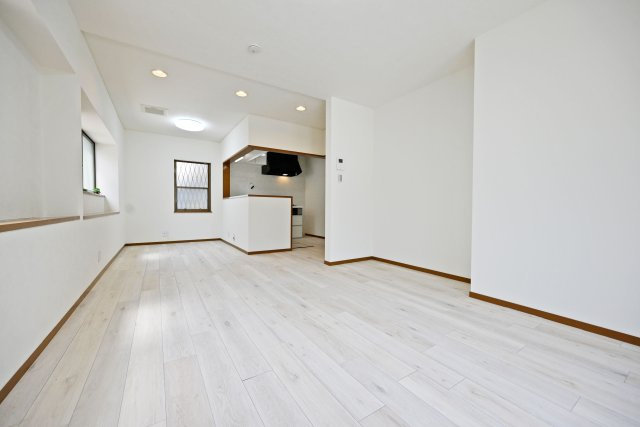 尼崎市上ノ島町1丁目中古戸建│3SLDK+駐車1台可のキッチン|ダイニングテーブルとソファセットを配置しても十分なゆとりがあり、お友達を招いても快適に過ごせる心地よい住空間となっています。