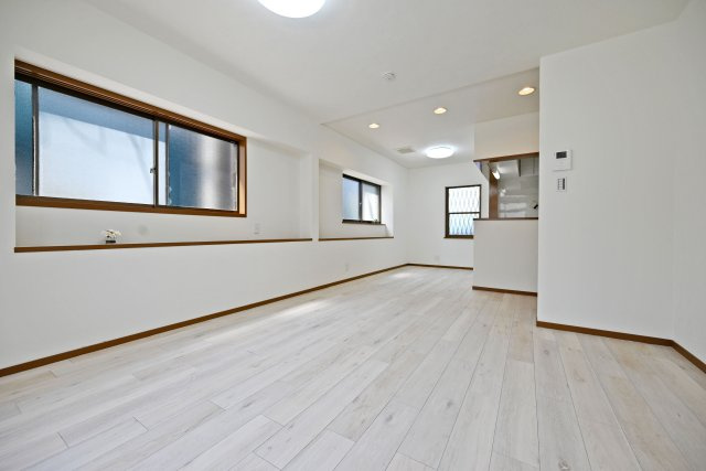 尼崎市上ノ島町1丁目中古戸建│3SLDK+駐車1台可の居間・リビング|室内はリフォーム済のため、気持ちよくお住まいいただけます。落ち着いた色合いが魅力のリビングです。