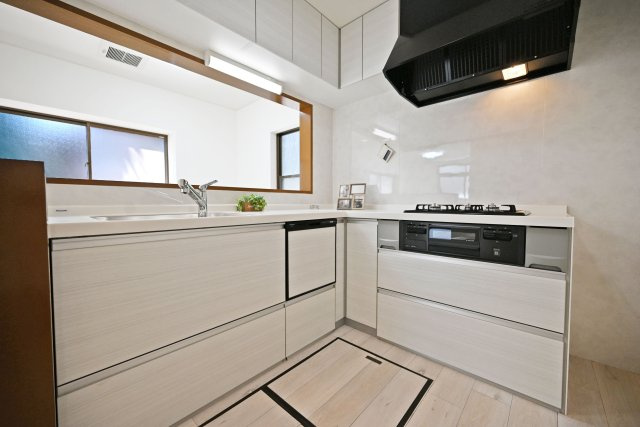 尼崎市上ノ島町1丁目中古戸建│3SLDK+駐車1台可のキッチン|L字型キッチンを採用した使い勝手の良いキッチン。作業スペースが広く、調理や片付けもスムーズに行える、家事効率に配慮された空間です。