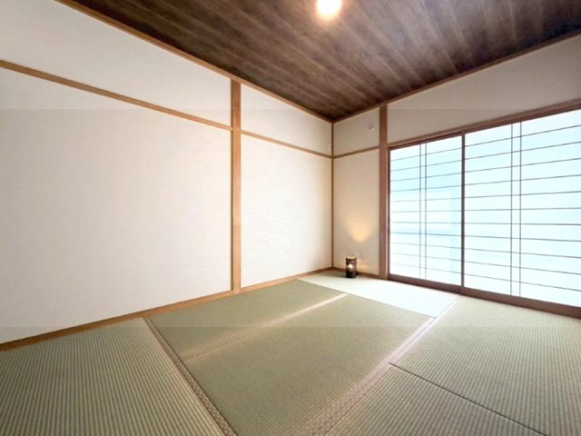 東難波町4丁目の和室|大きな窓からたっぷりの日差しが降り注ぐ明るい室内です。気持ちの良い朝日を受けて、目覚めの良い健康的な朝を迎えられそうです。 
