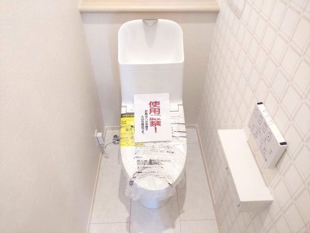 宝塚市中山台2丁目新築一戸建のトイレ|1階トイレ　温水洗浄便座付き