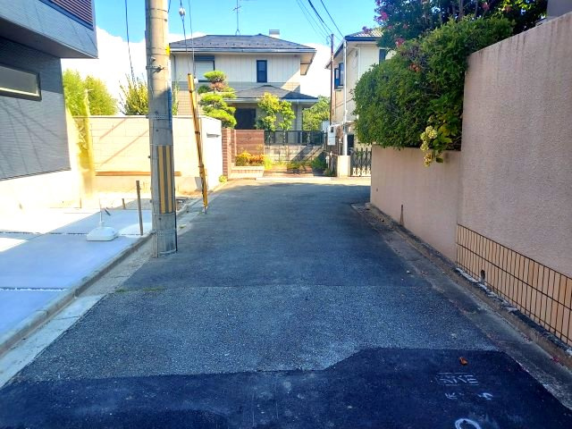 宝塚市中山台2丁目新築一戸建の前面道路含む現地写真