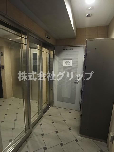 横浜市神奈川区大口通の賃貸マンションのエントランス