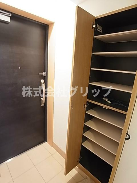 横浜市神奈川区大口通の賃貸マンションの玄関